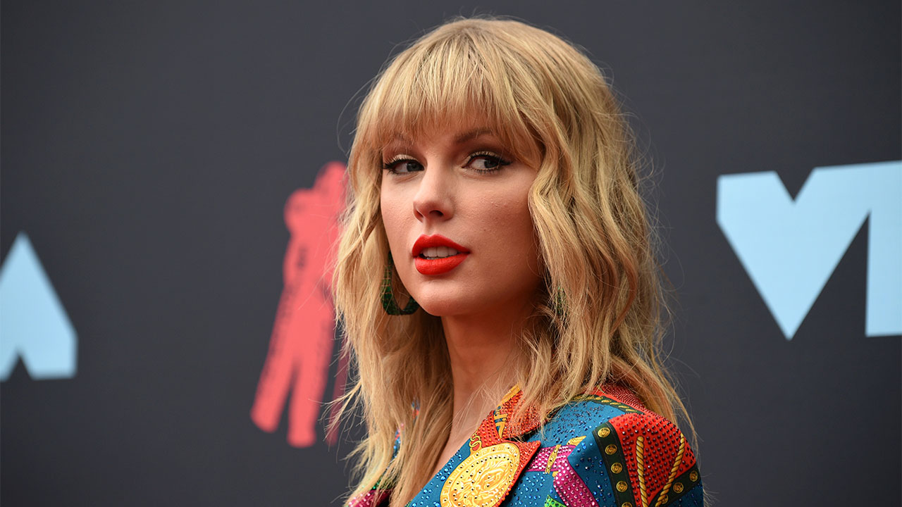 Taylor Swift American Music Awards 2019: Swift shatters Michael Jackson's  record for all-time wins - ABC7 Chicago