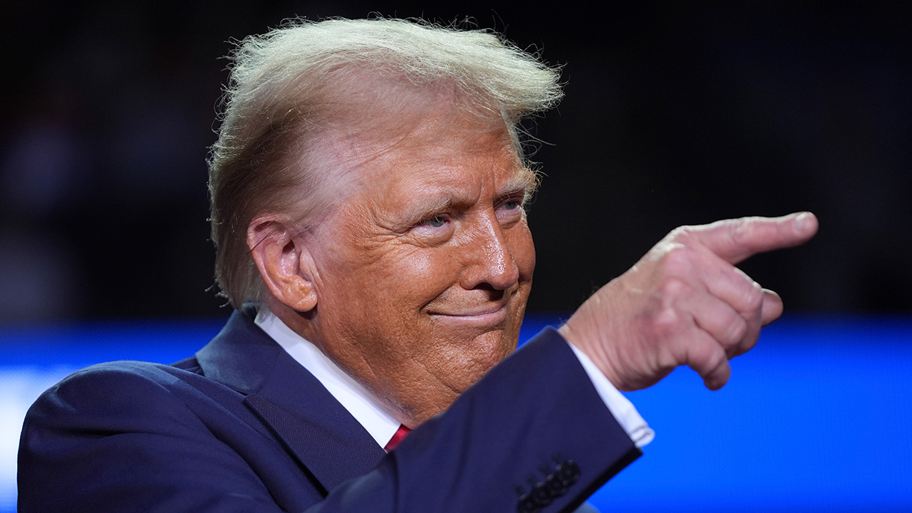 110524-cc-ap-trump-pointing-img.jpg