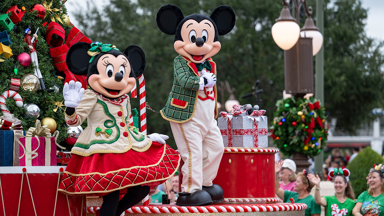 https://static.abcotvs.com/creativeContent/images/cms/122023-cc-disney-parks-magical-christmas-day-parade-mickey-minnie-img.jpg