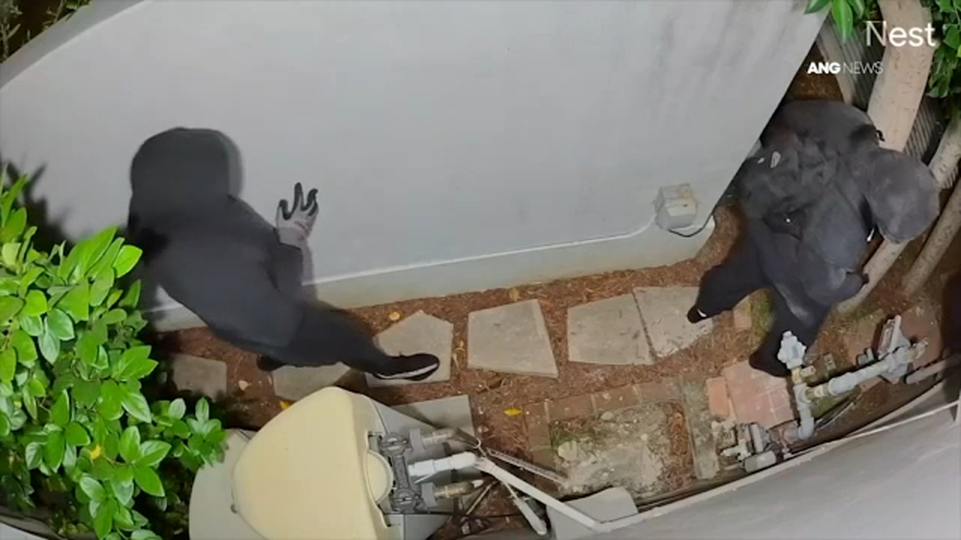 Police searching for prowlers spotted on home security video in Mid-Wilshire neighborhood - ABC7 Los Angeles
