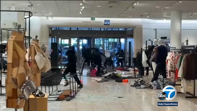 Mob-style smash-and-grab at Topanga mall leaves shoppers on edge, merchandising