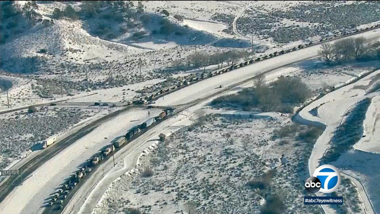I5 over Grapevine closed amid traffic collisions caused by snow