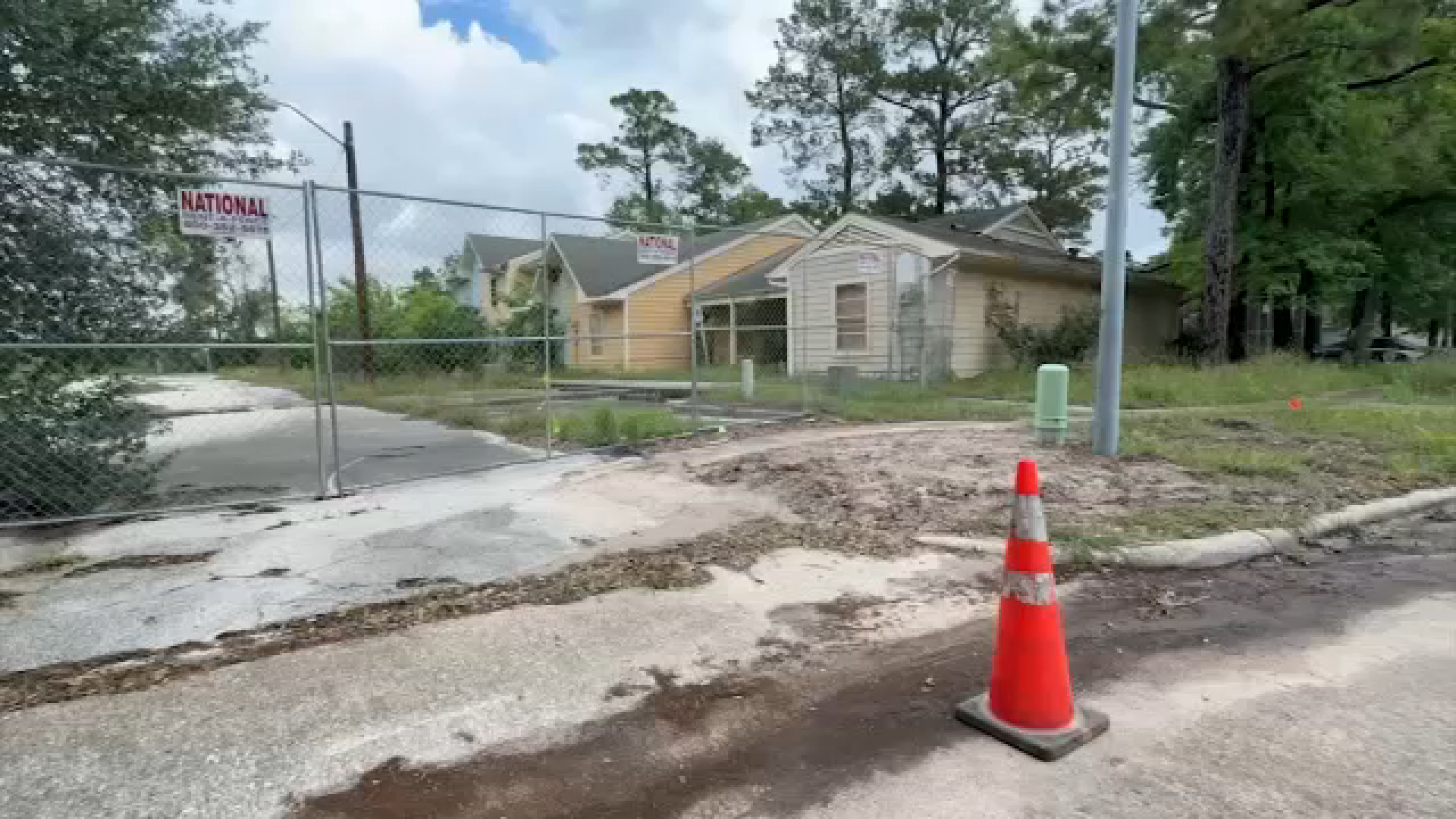 NEIGHBORHOOD - hec　NEIGHBORHOOD Forest Green Townhomes Complex in northeast Houston left empty