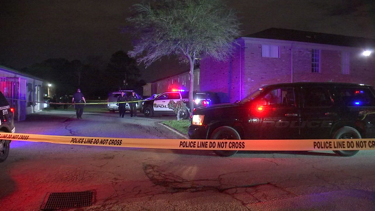 Southwest Houston shooting wounds 2 teens, kills one of them