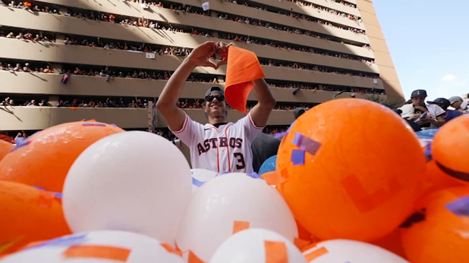 Fans line up in droves to see Astros' Jeremy Pena at Raising Cane's