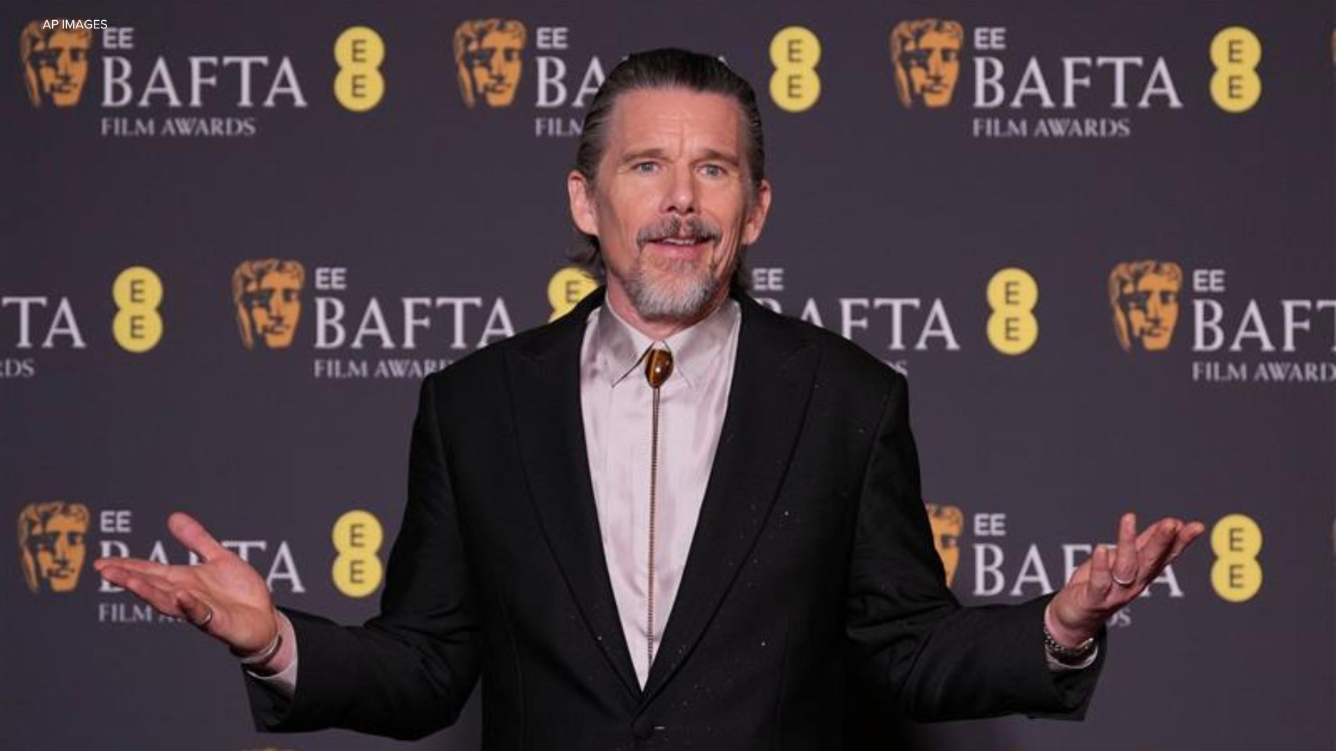 does ethan hawke smoke cigarettes and Greta Gerwig enjoy cupcakes on the NYC set of Maggie's Plan Ethan Hawke still lights up,
