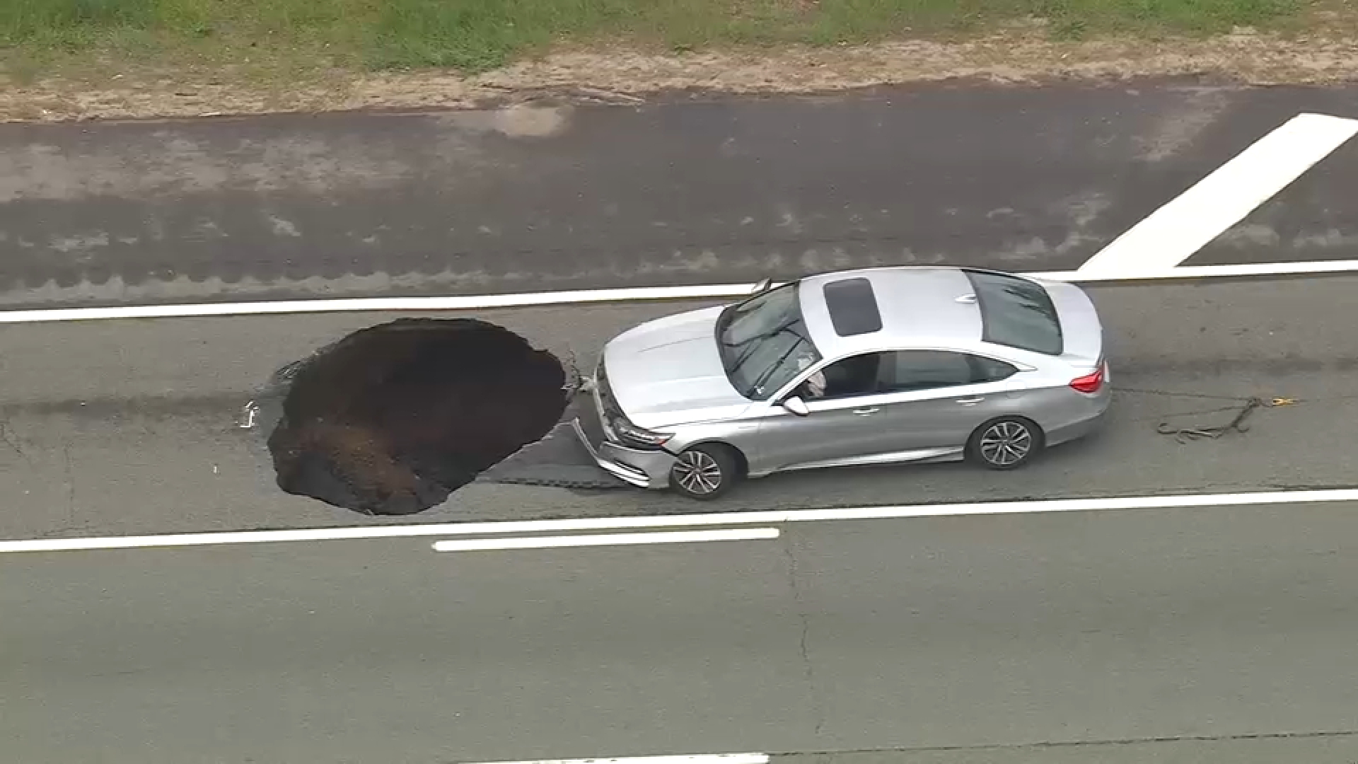 Large sinkhole closes some lanes of Long Island Expressway in