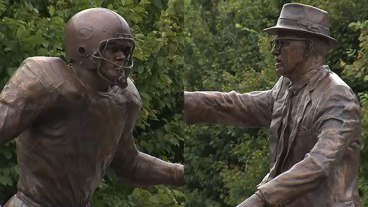 Chicago Bears unveil statues of George Halas, Walter Payton at