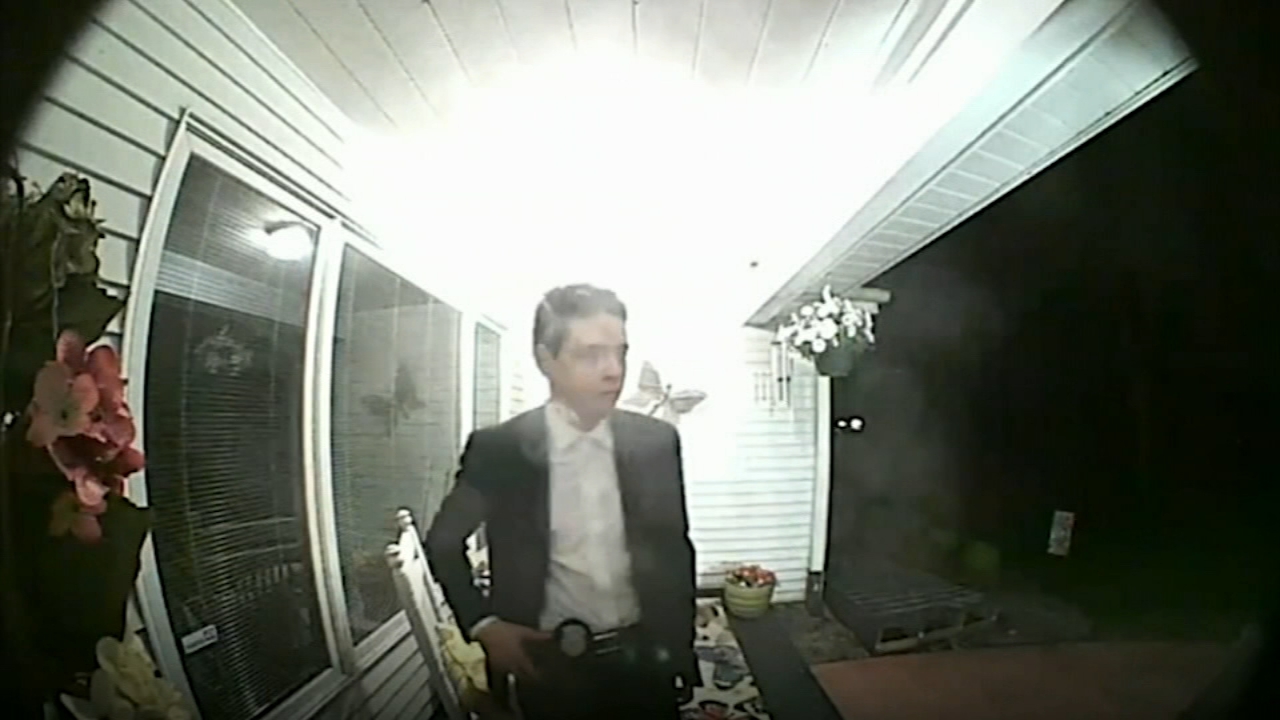 Police Impersonator Caught On Camera Knocking On Doors In Chicago