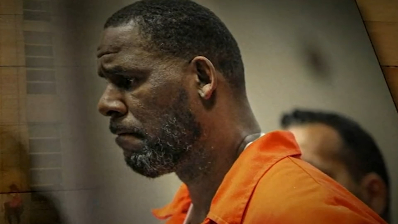 R Kelly now: Singer, Universal Music Group ordered to pay over $500K in  royalties for sex abuse victims, judge says - ABC7 Chicago