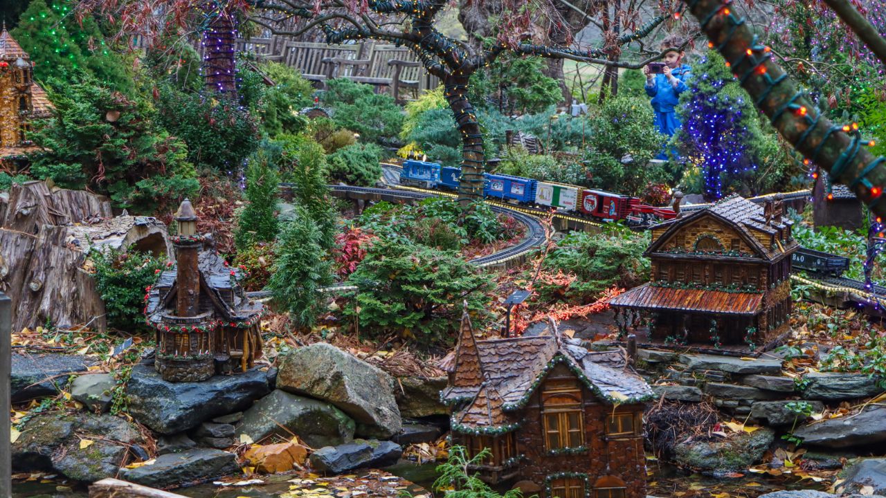 美品⌇Misha and Puff Acorn Railroad 花鉄 3y Miniature trains ride past botanical recreations of Philadelphia