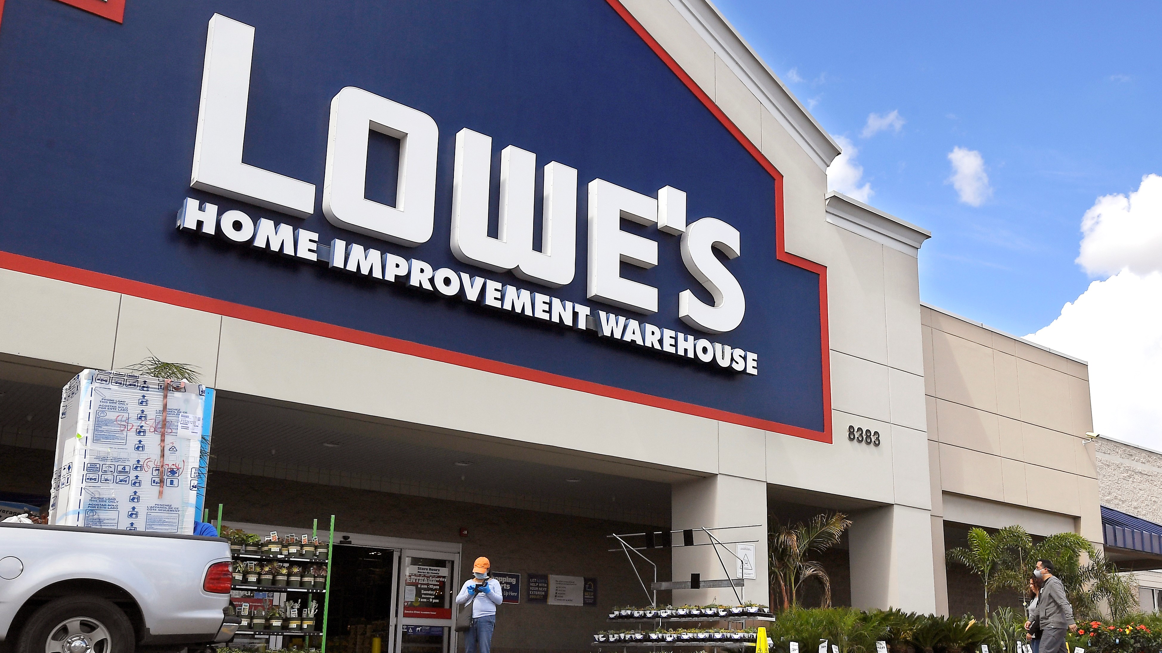 the hours of lowe's